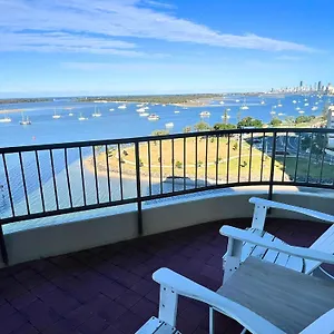 https://broadwater-shores-waterfront-apartments.queenslandhotels.net